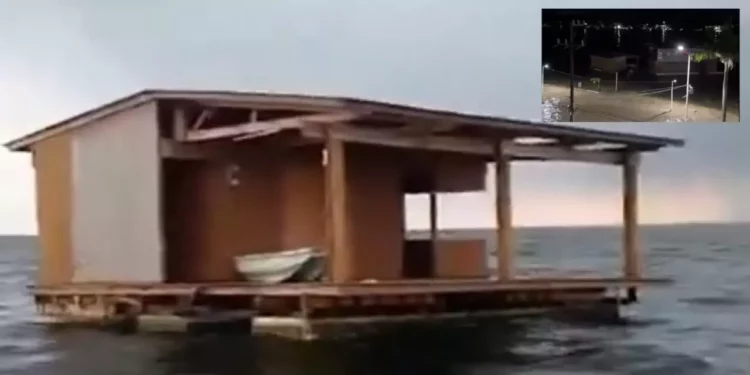 VIDEOS | “El Atracadero”, emblemático restaurante flotante de Tuxpan, aparece a más de 200 km tras crecida del río