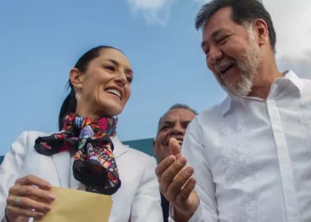 Noroña en vuelo privado de lujo para Asambleas informativas de Morena