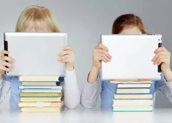 Foto: internet – ilustrativa // Los niños ya no leen el periódico o revistas impresas, ya todo lo buscan en el celular y redes sociales, así sean noticias falsas o reales.