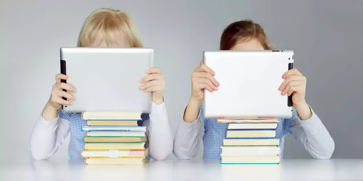 Foto: internet – ilustrativa // Los niños ya no leen el periódico o revistas impresas, ya todo lo buscan en el celular y redes sociales, así sean noticias falsas o reales.