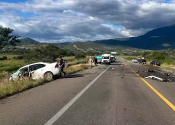 Tras el percance en la carretera quedaron evidencia del brutal accidente. Foto: Coertesía
