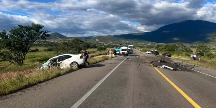 Tras el percance en la carretera quedaron evidencia del brutal accidente. Foto: Coertesía