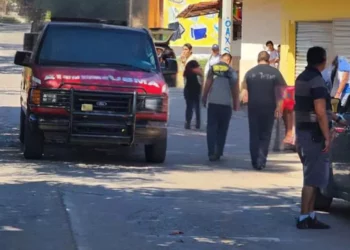 Una pareja resultó gravemente lesionada tras un accidente en motoneta en Santa Teresa; ambos fueron trasladados al IMSS.