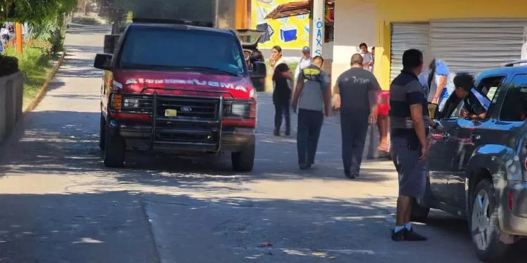 Una pareja resultó gravemente lesionada tras un accidente en motoneta en Santa Teresa; ambos fueron trasladados al IMSS.