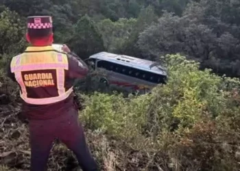 ¡Vuelca autobús en la Mixteca! Solo se reportan daños materiales