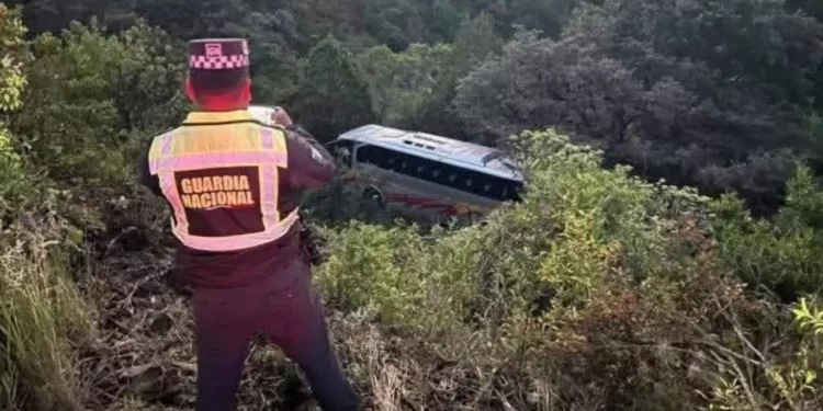 ¡Vuelca autobús en la Mixteca! Solo se reportan daños materiales