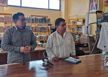Foto: Jesús Santiago // Abel Maclovio Pacheco García, presidente municipal de San Andrés Huayapam (blanco) y Héctor Jesús García Hernández regidor de salud.