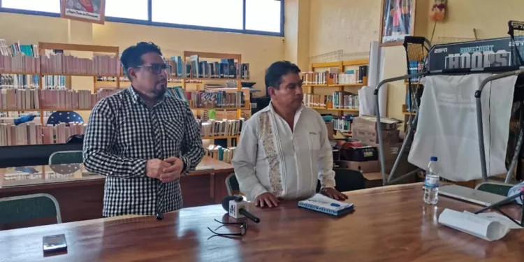 Foto: Jesús Santiago // Abel Maclovio Pacheco García, presidente municipal de San Andrés Huayapam (blanco) y Héctor Jesús García Hernández regidor de salud.