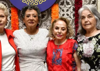 Fotos: Rubén Morales // Araceli Chirino rodeada de sus amigas durante la celebración de su cumpleaños.