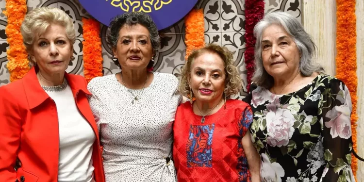 Fotos: Rubén Morales // Araceli Chirino rodeada de sus amigas durante la celebración de su cumpleaños.