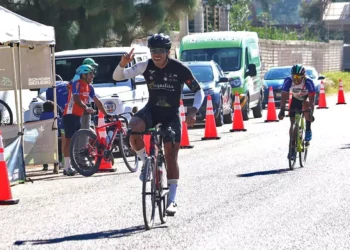 Cristian Valencia, del Juquilita Cycling, entrando al arco de meta.