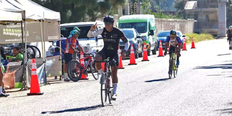 Cristian Valencia, del Juquilita Cycling, entrando al arco de meta.
