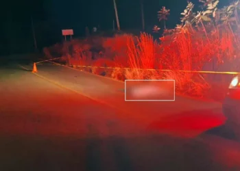 Dos hombres caminaban por la vía en Ejutla y una motocicleta los embistió; uno falleció.