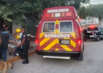 El joven lesionado fue trasladado a un hospital para recibir atención médica.