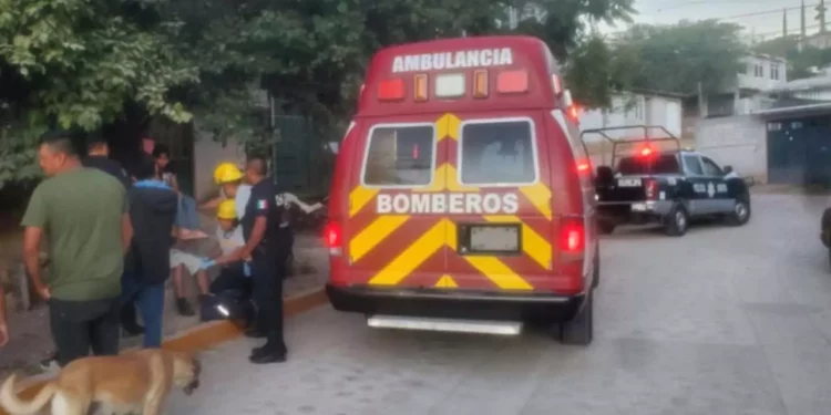 El joven lesionado fue trasladado a un hospital para recibir atención médica.