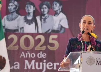 Foto: Presidencia de la República // En la mixteca pasó rigurosa revista a los avances del Plan Lázaro Cárdenas que comprende carreteras, programas sociales, unidades médicas e infraestructura.