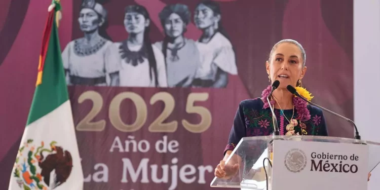 Foto: Presidencia de la República // En la mixteca pasó rigurosa revista a los avances del Plan Lázaro Cárdenas que comprende carreteras, programas sociales, unidades médicas e infraestructura.