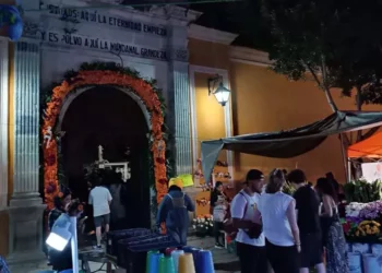 Foto: Lisbeth Mejía // En los alrededores del Panteón General se instaló la tradicional verbena de Todos Santos.