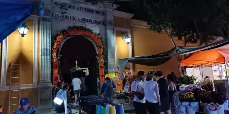 Foto: Lisbeth Mejía // En los alrededores del Panteón General se instaló la tradicional verbena de Todos Santos.