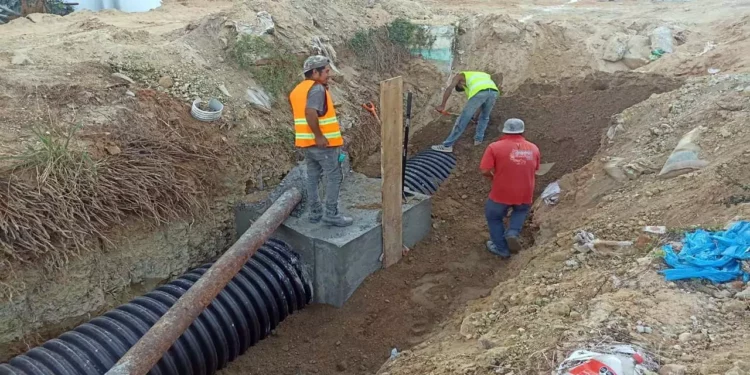 Foto: Gobierno del estado // Eternos, lentos e insuficientes trabajos para rehabilitar o extender la red de agua potable en comunidades de Oaxaca.