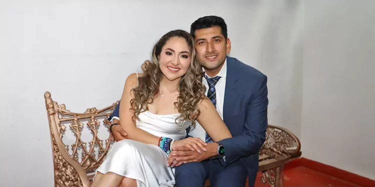Fotos: Erika Márquez // Fany y Ángel, radiantes durante su boda civil, en un momento que quedará por siempre en su memoria.