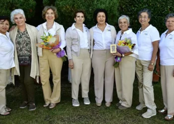 Fotos: Rubén Morales // Integrantes del nuevo consejo directivo de VIFAC al lado de Olguita Corres Tenorio.
