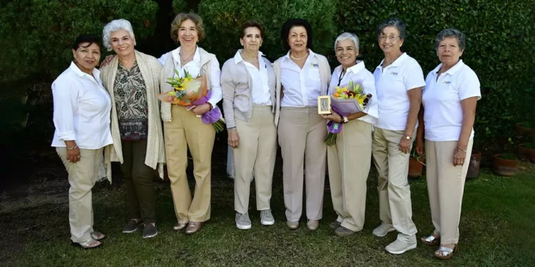 Fotos: Rubén Morales // Integrantes del nuevo consejo directivo de VIFAC al lado de Olguita Corres Tenorio.