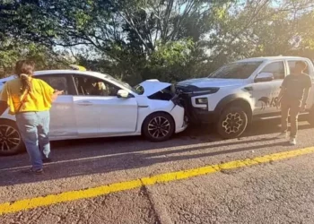 La camioneta donde viajaba la dirigente de CATEM terminó con severos daños tras el impacto frontal.