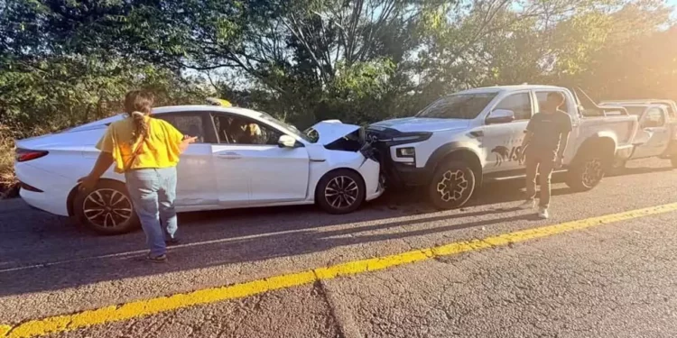 La camioneta donde viajaba la dirigente de CATEM terminó con severos daños tras el impacto frontal.
