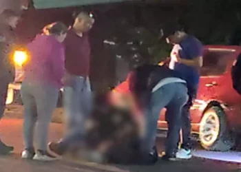 La mujer conducía una motoneta marca Honda tipo Dio, color negro con rojo.