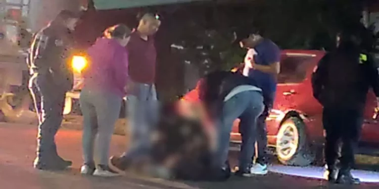 La mujer conducía una motoneta marca Honda tipo Dio, color negro con rojo.