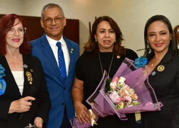 Fotos: Rubén Morales // La socia honoraria Soledad Robles Altamirano es bienvenida al club por directivos.