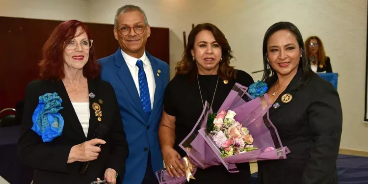 Fotos: Rubén Morales // La socia honoraria Soledad Robles Altamirano es bienvenida al club por directivos.