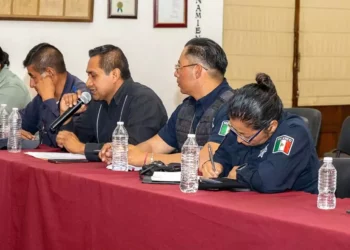 Foto: Municipio de Oaxaca de Juárez // La reunión con policías municipales que buscan homologación de percepciones en relación a estatales.