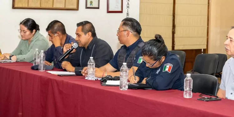 Foto: Municipio de Oaxaca de Juárez // La reunión con policías municipales que buscan homologación de percepciones en relación a estatales.