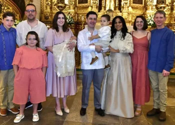 Fotos: Rubén Morales // Los padrinos de los pequeños estuvieron felices de recibir la encomienda de guiarlos en su camino de fe.