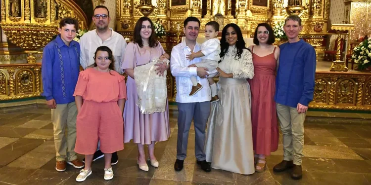Fotos: Rubén Morales // Los padrinos de los pequeños estuvieron felices de recibir la encomienda de guiarlos en su camino de fe.