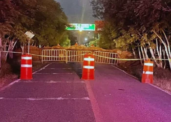 Pobladores de Tlalixtac de Cabrera mantienen bloqueado el acceso a Huayápam, a la altura de las presas.