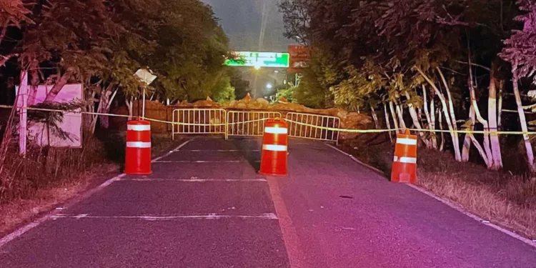 Pobladores de Tlalixtac de Cabrera mantienen bloqueado el acceso a Huayápam, a la altura de las presas.