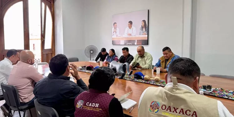 Foto: Sego // Retorno de autoridades de Yosondúa a la mesa de negociación.