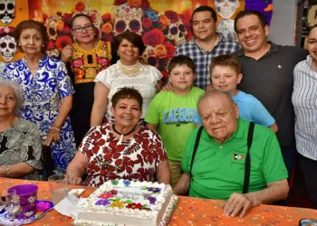 Fotos: Rubén Morales // Los hijos, nietos y amigas acompañaron a Bety Román en esta celebración tan especial.