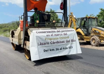 Foto: Gobierno de México // Trabajos en uno de los tramos carreteros de la Mixteca, parte del programa federal Lázaro Cárdenas.