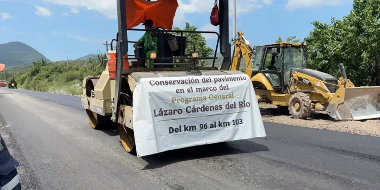 Foto: Gobierno de México // Trabajos en uno de los tramos carreteros de la Mixteca, parte del programa federal Lázaro Cárdenas.