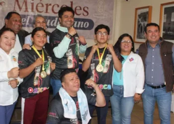 Alumnos del Centro de Formación Boxística Huajuapan, obtuvieron medallas de oro en su categoría en el reciente pasado torneo nacional.