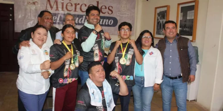 Alumnos del Centro de Formación Boxística Huajuapan, obtuvieron medallas de oro en su categoría en el reciente pasado torneo nacional.