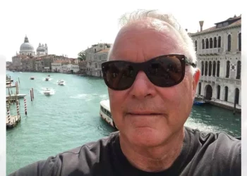 Andrew Glassman se tomó unas vacaciones en Europa, y después vino a realizar obras altruistas a Huatulco.