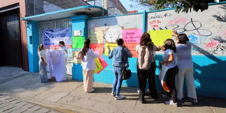 Foto: Adrián Gaytán // Padres de familia en una de las protestas ante el Colegio Francoise Dolto.