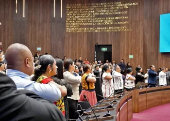Foto: Congreso de Oaxaca // Diputados en la sesión solemne de inscripción del nombre de Demetrio Vallejo en el Muro de Honor del Congreso.