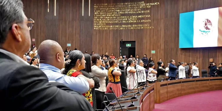 Foto: Congreso de Oaxaca // Diputados en la sesión solemne de inscripción del nombre de Demetrio Vallejo en el Muro de Honor del Congreso.