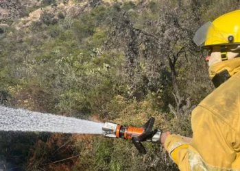 El incendio sucedió en la calle Pedro Morales de la colonia Del Maestro en Huajuapan.